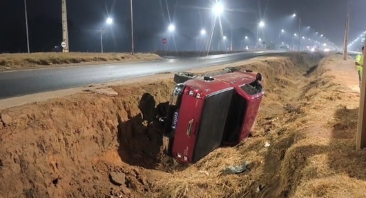 Caminhonete cai em vala de escoamento de água às margens da BR-163 em Sinop