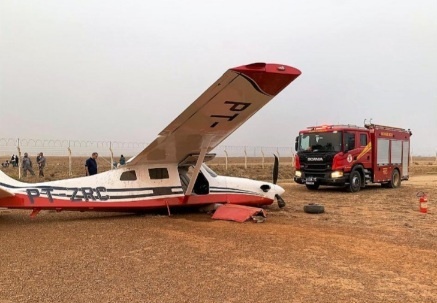 Avião de pequeno porte cai após decolagem em aeroporto em MT e piloto sobrevive