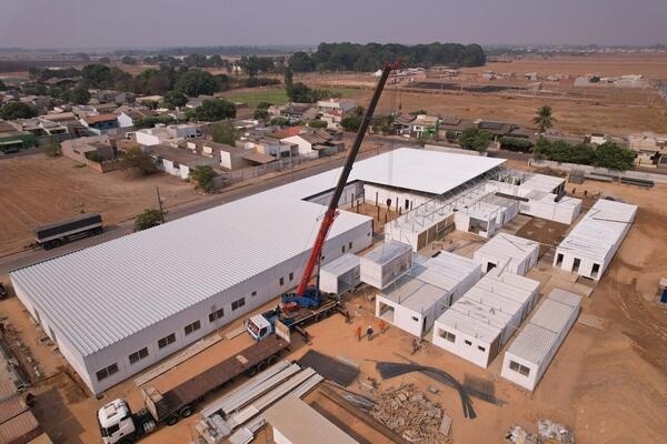 Chegam últimos módulos e montagem de hospital entra na reta final; equipes iniciam acabamento