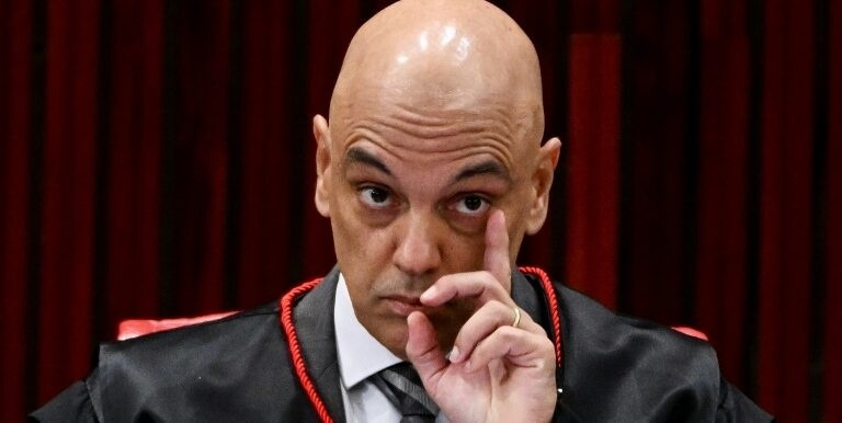 Moraes multa X em R$ 5 mi após ‘drible’ para furar bloqueio no Brasil