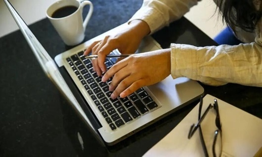 Mulheres ganham 20% menos do que homens em mais de 50 mil empresas no Brasil