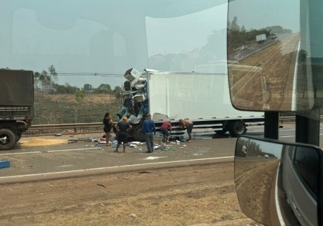 Batida entre carreta e caminhão na BR-163 mata homem em MT