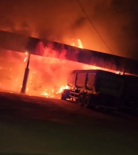 Incêndio atinge mecânica e borracharia em Sorriso e mobiliza grande operação de combate