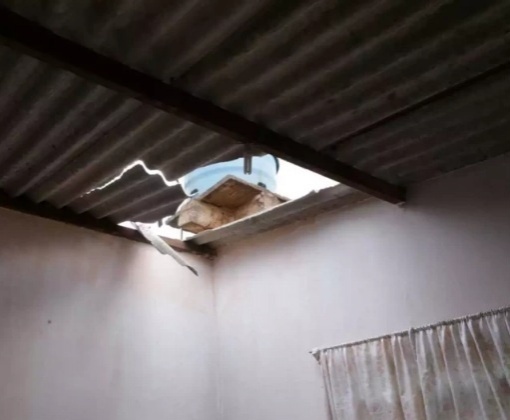 Idoso é socorrido após cair de telhado durante reparo de goteira