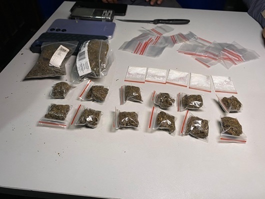 PM prende dupla e apreende adolescente por tráfico de drogas