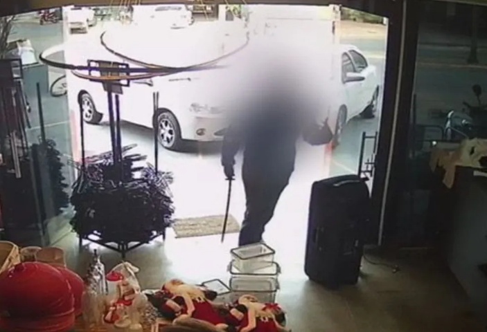 Homem mata companheira e ex com golpes de espada em Goiás