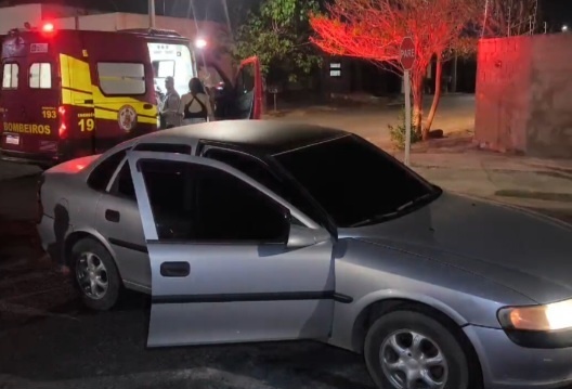 Bombeiros socorrem rapaz que sofreu escoriações após acidente de trânsito