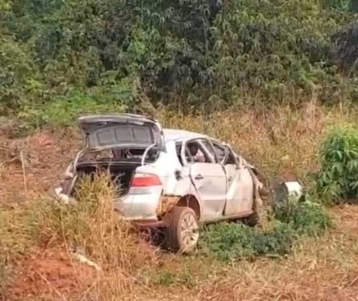 Carro capota em rodovia e termina com adolescente morto e dois feridos em MT