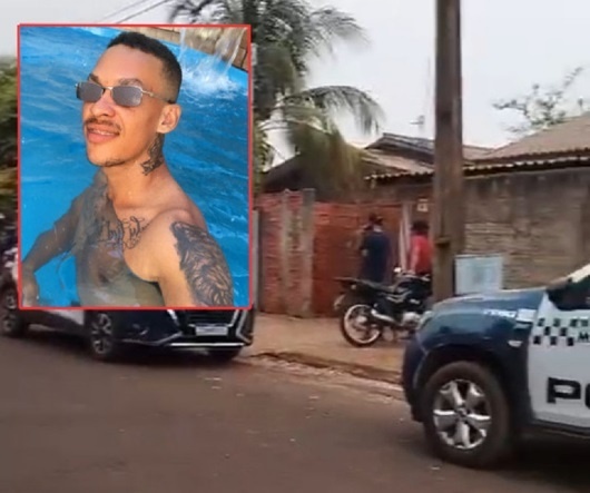 Homem é executado a facadas por dupla no sofá de casa
