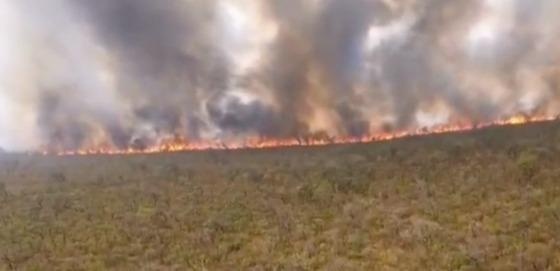 Incêndio em Chapada dos Guimarães atinge casas e áreas rurais