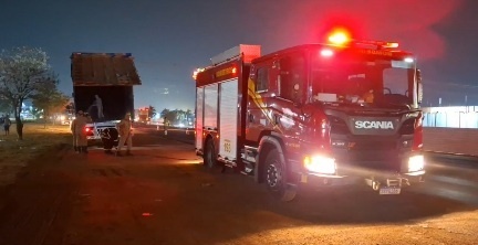 Fogo atinge carroceria de carreta na BR-163 em Sinop