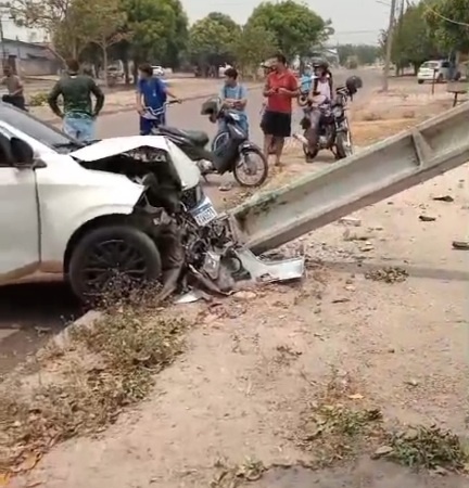 Carro atinge motociclista e depois derruba poste em Sinop