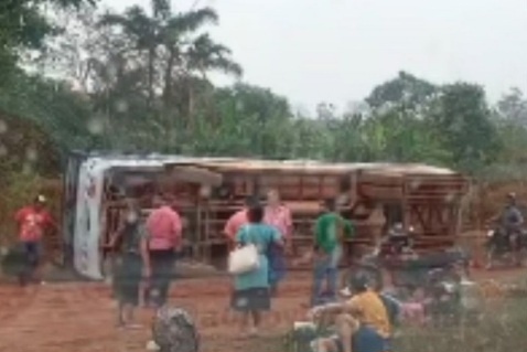 Ônibus com 26 passageiros tomba em estrada rural em MT