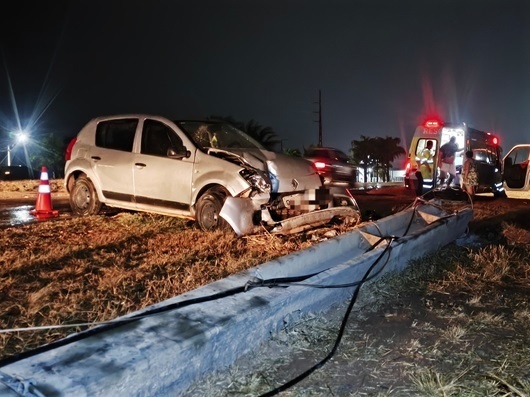 Carro bate em poste na BR-163 em Sinop