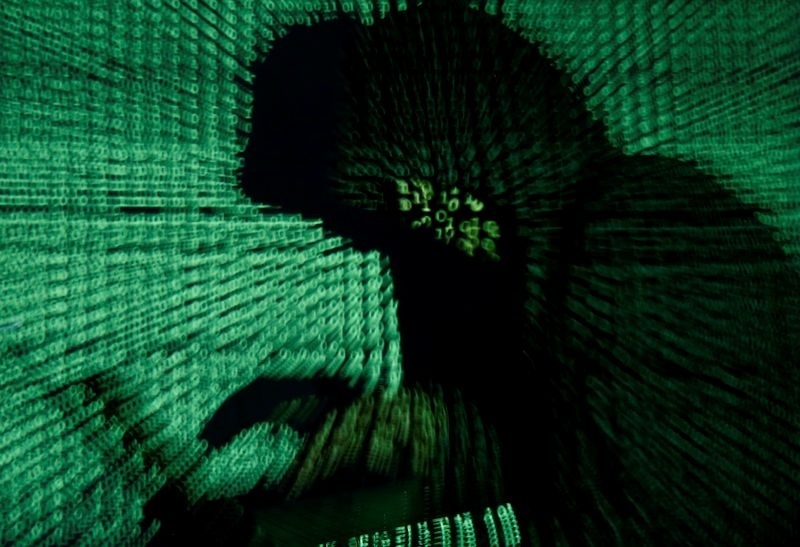 24% dos brasileiros perderam dinheiro em golpes virtuais nos últimos 12 meses, diz pesquisa