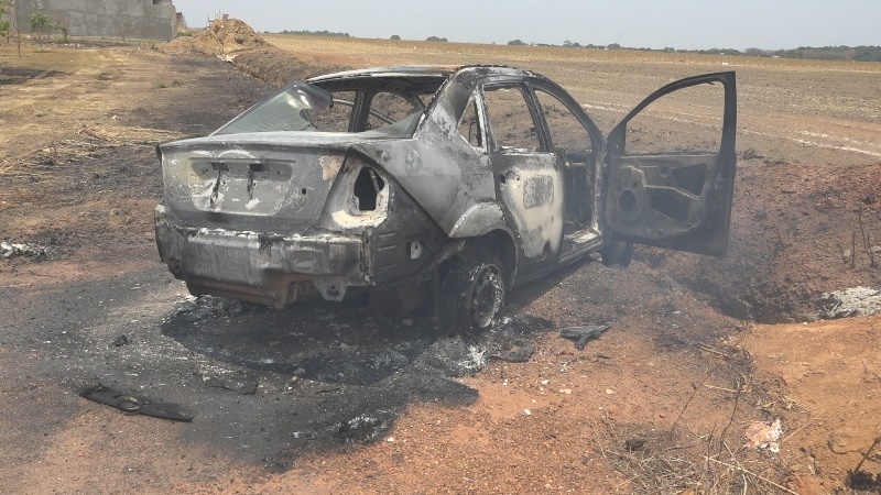Sinop: Carro pega fogo depois de motorista perder o controle e cair em buraco