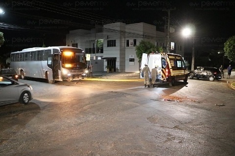 Mãe e filho de 3 anos ficam feridos em acidente entre carro e ônibus