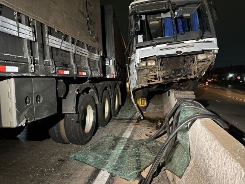 Ônibus desvia de carreta, sobe em canteiro e quase cai de viaduto