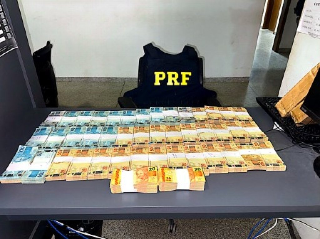 Agricultor é preso acusado de compra de votos após ser flagrado com R$ 300 mil em caminhonete