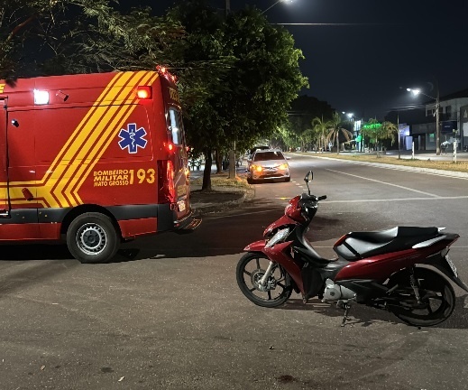 Mulher fica ferida em colisão entre moto e caminhonete em Sinop