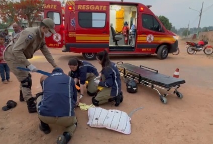 Colisão entre duas motos deixa mulher ferida no Camping Club