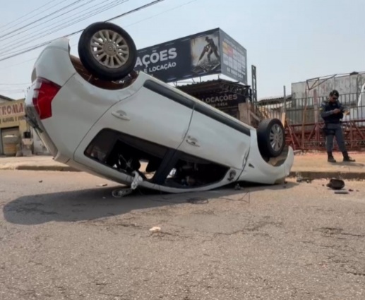 Sinop: Carro capota após colidir em SUV estacionado
