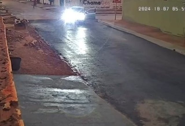 Mulher é perseguida por homem em veículo e corre para escapar de tiros