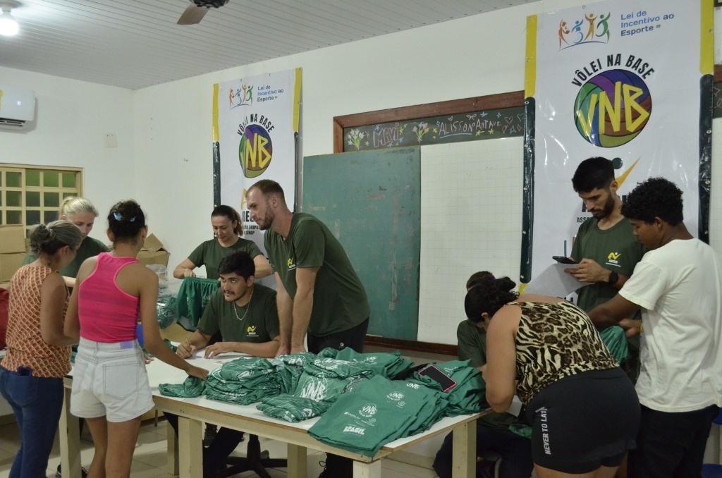 Associação Desportiva de Sinop entrega uniformes em polo do Projeto Vôlei na Base