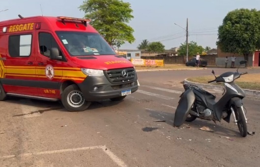 Motociclista desvia de pedestre e acaba atingida por moto
