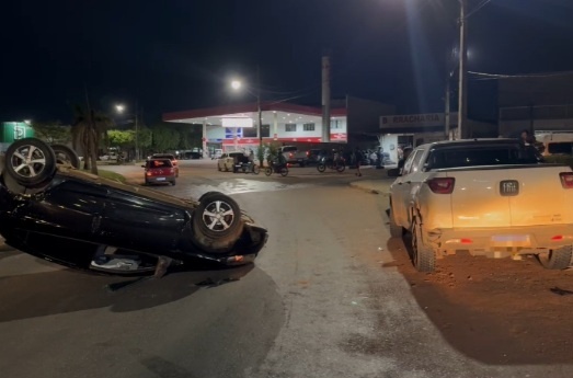 Sinop: Carro tomba após atingir traseira de pick-up estacionada