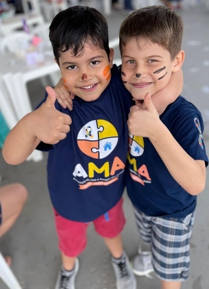 Manhã de dia das crianças é marcada por muita brincadeira e entrega de brinquedos para crianças da AMA