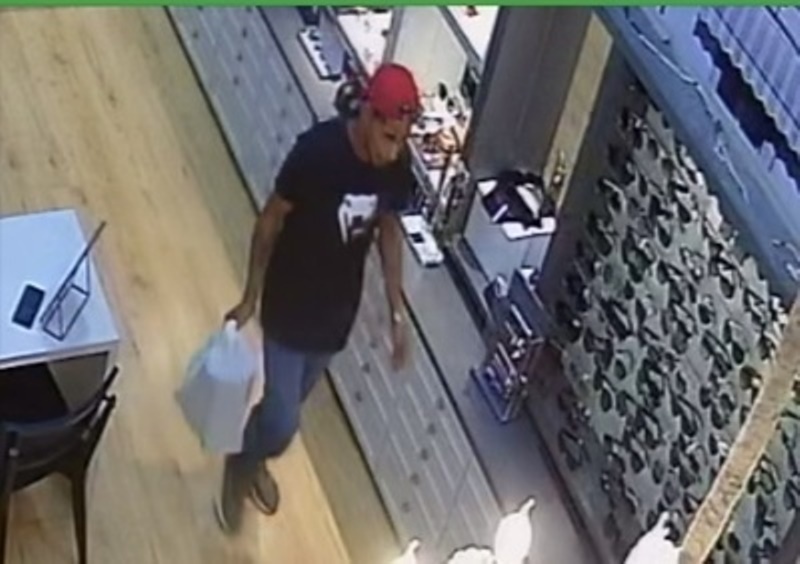 Assaltante rende funcionário de ótica dentro do shopping e rouba relógios