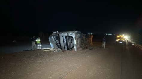 Caminhoneiro é socorrido após tombamento de carreta na BR-163