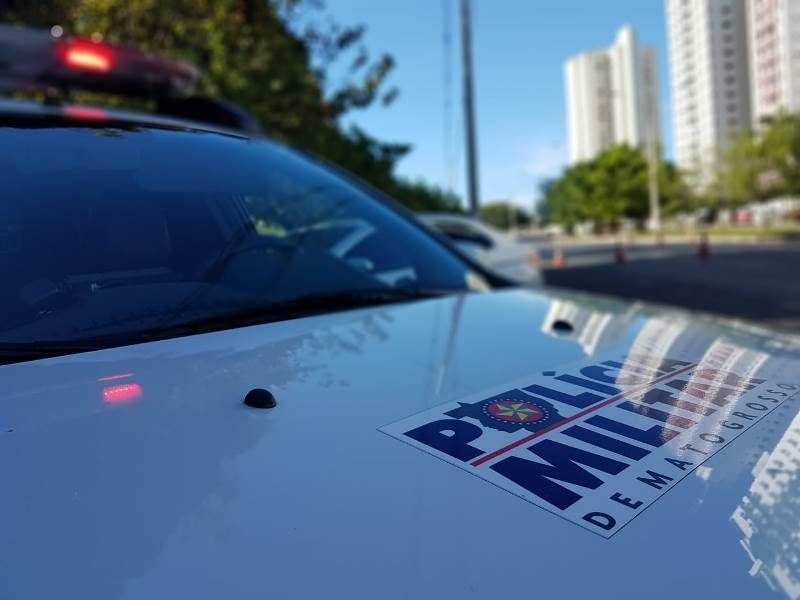 PM prende professora suspeita por ameaça, agressão e desacato em escola em Cuiabá
