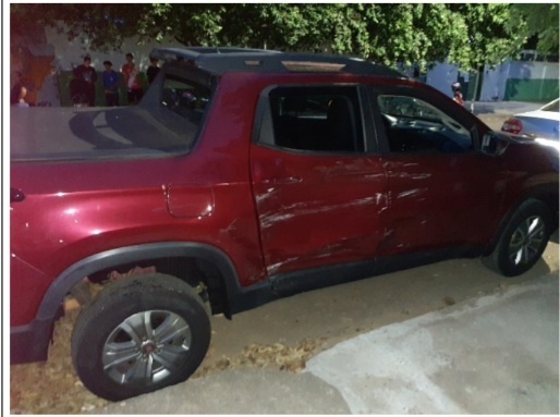 Caminhonete corta preferencial e atinge pick-up