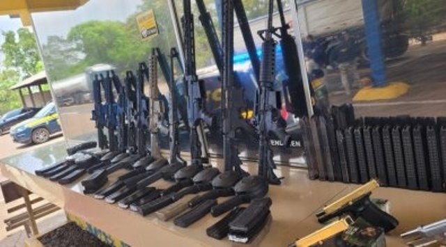 Duas pessoas com 10 fuzis e 8 pistolas em caminhão são presas por tráfico de armas