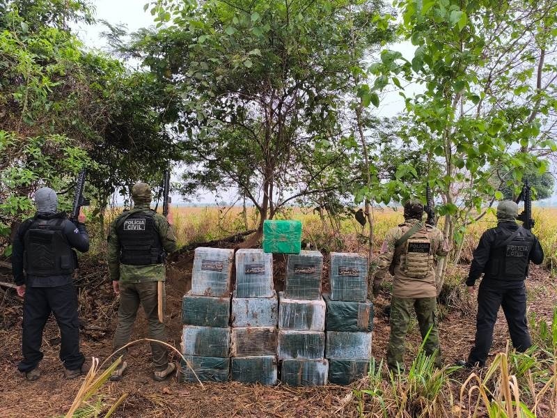 500 tabletes de cocaína deixados por avião são encontrados enterrados em sítio na fronteira