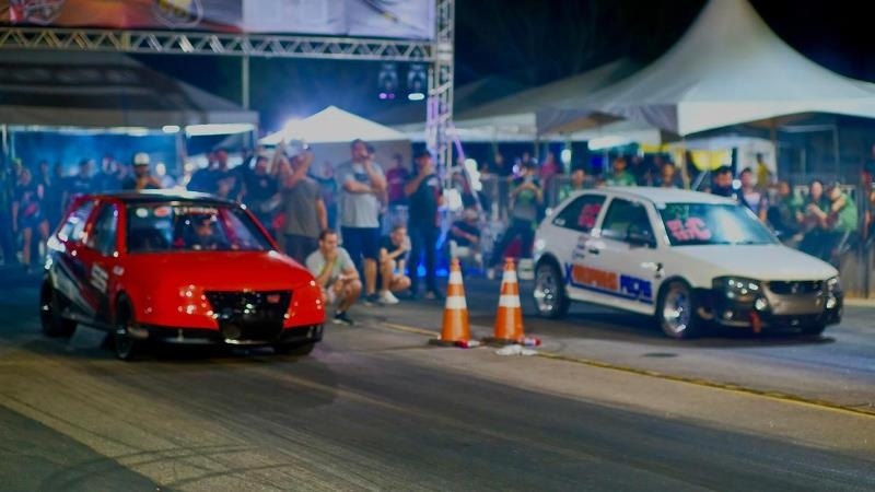 Evento de arrancada de carros tem motores preparados para atingir até 2.500 cavalos de potência