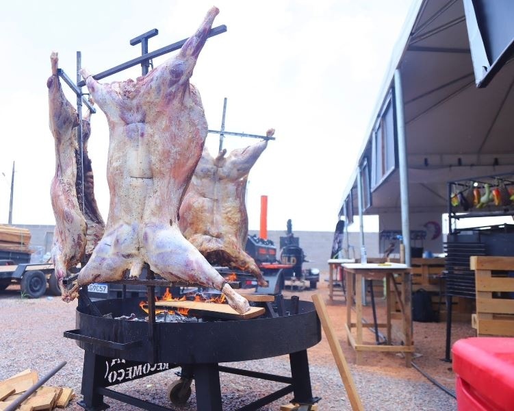 2ª Edição do Festival Carne & Fogo acontece em Sinop neste sábado com experiências exclusivas, 30 estações e show nacional