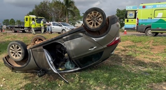 Carro capota após colisão com carreta e veículo de passeio na BR-163 em Sinop
