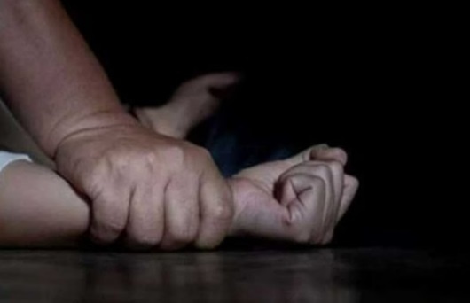Quatro maníacos tentam estuprar mulher dentro de carro