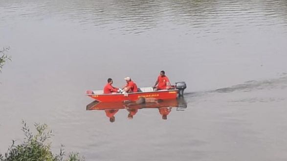 Irmãos de 8 e 10 anos se afogam e somem enquanto brincavam no Rio Cuiabá; bombeiros fazem buscas
