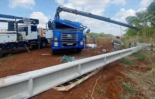 Poste cai sobre carro de empresa de energia e mata 2 trabalhadores