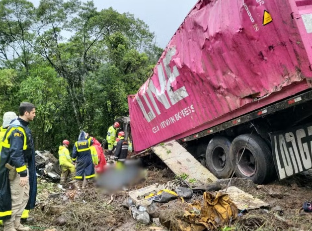 Nove membros de equipe de remo morrem após carreta tombar sobre van no Paraná