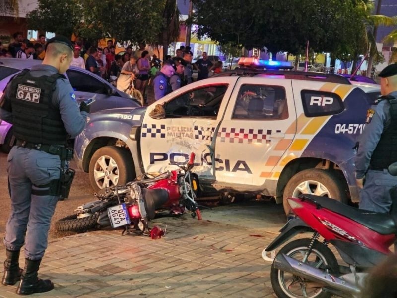 Foragido da Justiça bate moto em HB20, atinge viatura da Polícia Militar e é preso