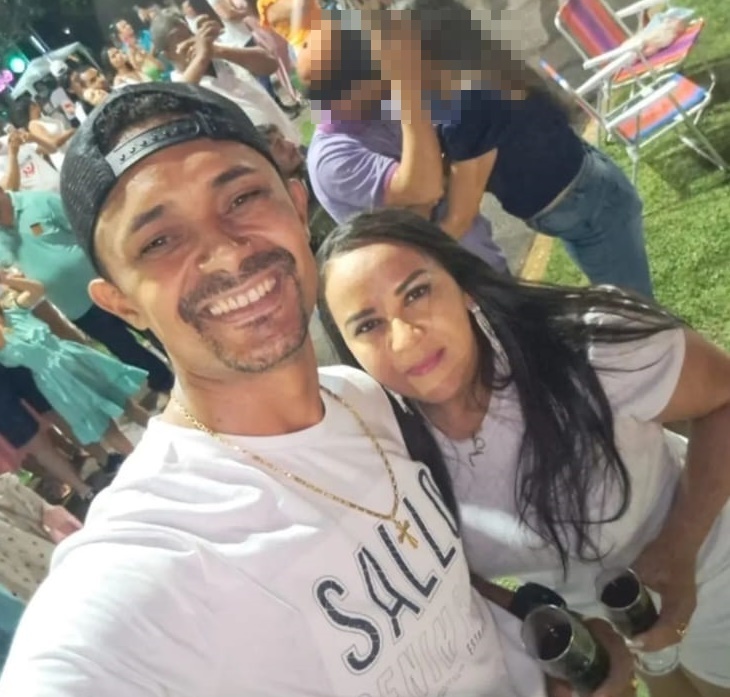 Homem mata esposa com tiro de espingarda e é preso escondido em bar