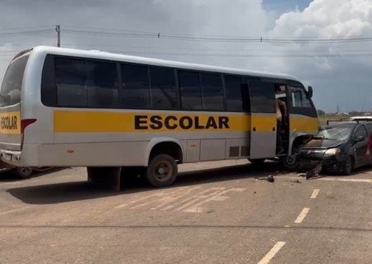 Homem fica ferido em colisão entre carro e micro-ônibus na MT-140