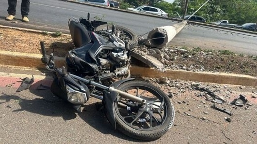 Motociclista fica ferido após colidir com poste