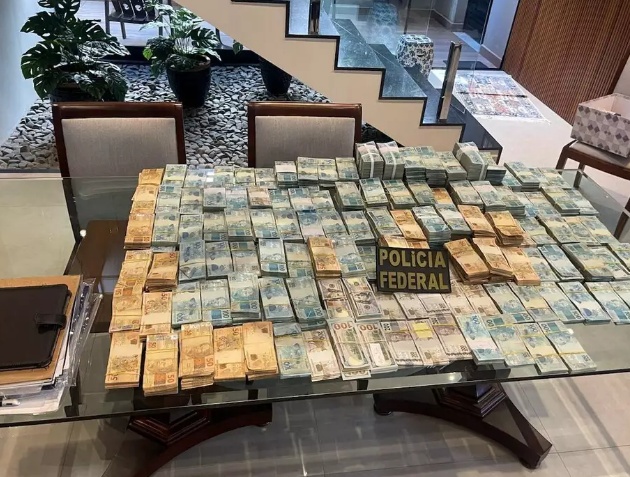 PF apreende 2,7 milhões em reais e dólares e armas na casa de desembargador