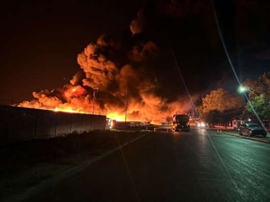 Incêndio de grande proporção destrói empresa de reciclagem